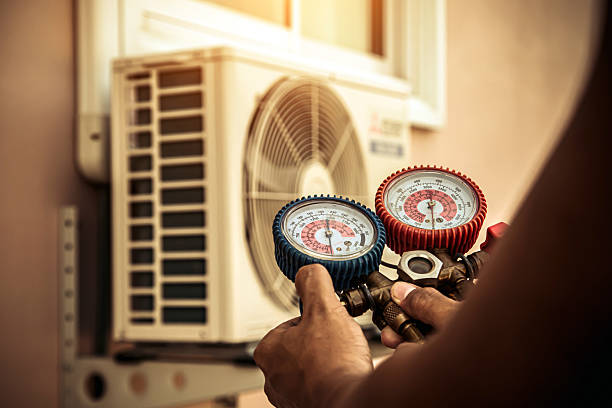 Professional Hvac technician working in Williston, FL